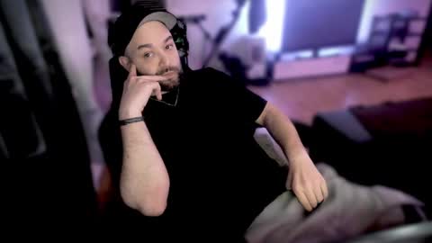 Snapshot of riptid3_ chatting on February 12, 11:20 pm Ask Me online show from February 12, 11:20 pm