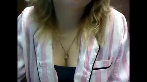 Snapshot of riveramaureen chatting on December 9, 8:22 am RiveraMaureen online show from December 9, 8:22 am