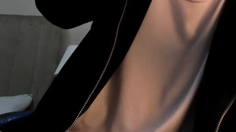 Snapshot of roan_birkin chatting on June 22, 7:44 pm Roan Birkin online show from June 22, 7:44 pm
