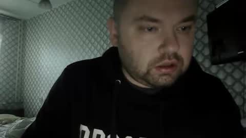 rob18997 online show from November 27, 7:10 am