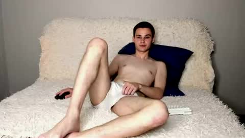 Snapshot of robert10211 chatting on June 19, 2:05 am robert10211 online show from June 19, 2:05 am