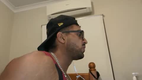 robin1036 online show from April 8, 10:48 am