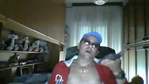 Snapshot of roby360 chatting on May 1, 11:37 am robertino online show from May 1, 11:37 am