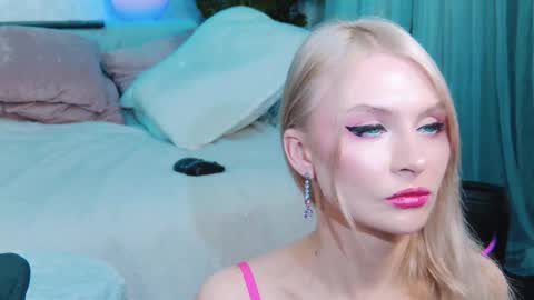 Snapshot of rockstarsgames chatting on November 13, 5:28 am Lina and Den online show from November 13, 5:28 am