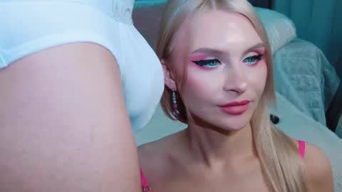 Snapshot of rockstarsgames chatting on November 25, 5:18 am Lina and Den online show from November 25, 5:18 am