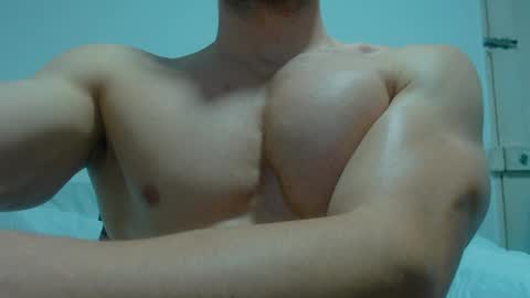 Snapshot of rocky_muscle chatting on May 18, 4:40 am rocky muscle online show from May 18, 4:40 am