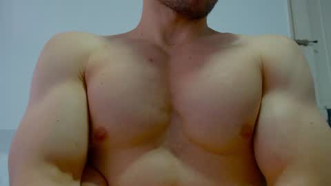 Snapshot of rocky_muscle chatting on June 10, 5:34 pm rocky muscle online show from June 10, 5:34 pm
