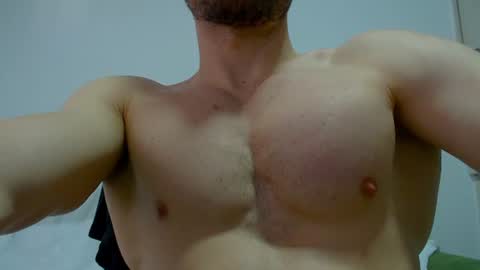 Snapshot of rocky_muscle chatting on June 20, 9:39 pm rocky muscle online show from June 20, 9:39 pm