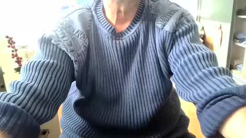 Snapshot of rolandloser1000 chatting on January 22, 1:21 pm rolandloser1000 online show from January 22, 1:21 pm