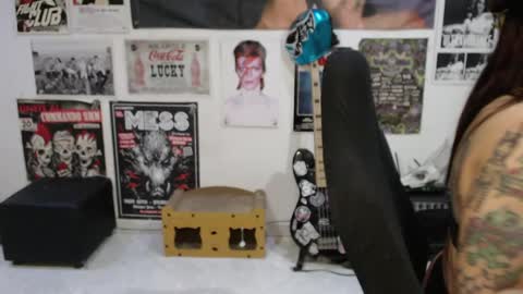 Snapshot of rollyderolandia666 chatting on May 18, 10:48 pm Rolly online show from May 18, 10:48 pm