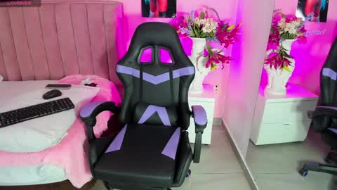 Snapshot of rolyloren chatting on December 4, 12:47 pm Marcela online show from December 4, 12:47 pm