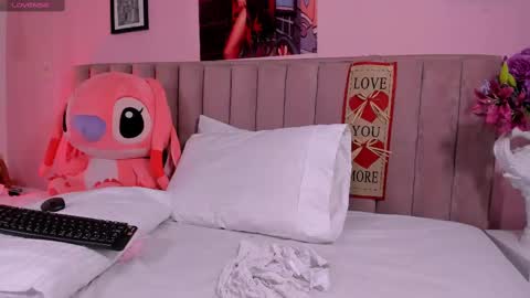 Snapshot of rolyloren chatting on February 15, 8:43 pm Marcela online show from February 15, 8:43 pm