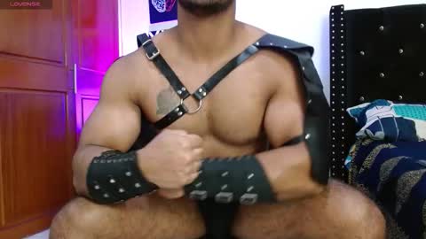 Snapshot of romanpearce_ chatting on November 7, 9:04 pm Roman online show from November 7, 9:04 pm