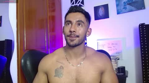 Snapshot of romanpearce_ chatting on November 16, 10:37 pm Roman online show from November 16, 10:37 pm