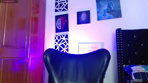 Snapshot of romanpearce_ chatting on November 18, 6:23 pm Roman online show from November 18, 6:23 pm