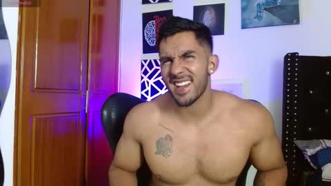 Snapshot of romanpearce_ chatting on November 19, 8:53 pm Roman online show from November 19, 8:53 pm