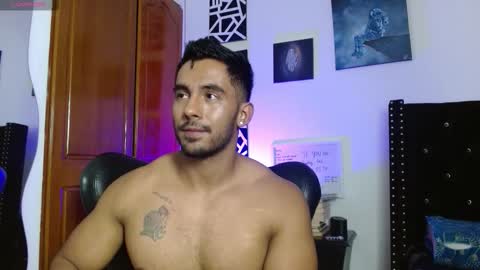 Snapshot of romanpearce_ chatting on November 20, 10:42 pm Roman online show from November 20, 10:42 pm