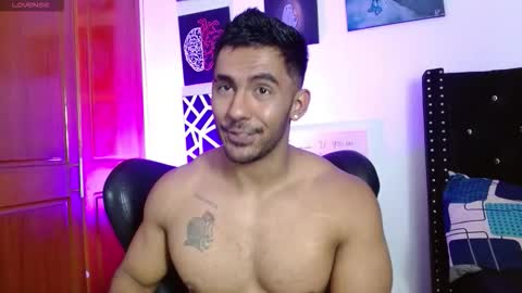 Snapshot of romanpearce_ chatting on November 30, 4:55 pm Roman online show from November 30, 4:55 pm