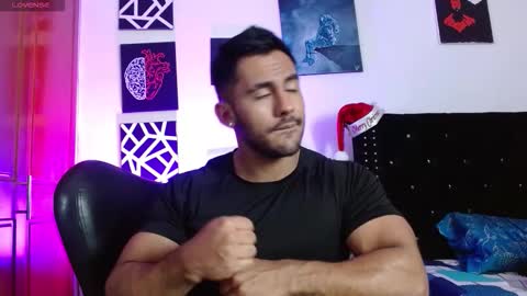 Snapshot of romanpearce_ chatting on December 4, 9:45 pm Roman online show from December 4, 9:45 pm