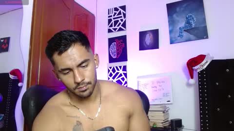 Snapshot of romanpearce_ chatting on December 5, 8:27 pm Roman online show from December 5, 8:27 pm
