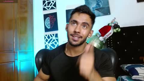 Snapshot of romanpearce_ chatting on December 15, 5:28 pm Roman online show from December 15, 5:28 pm