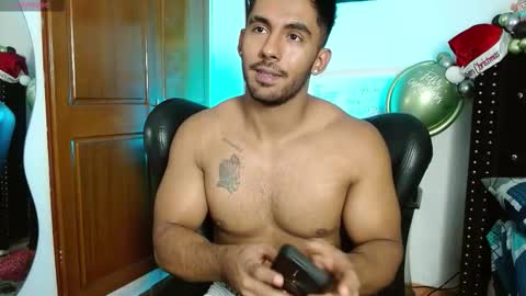 Snapshot of romanpearce_ chatting on December 16, 5:51 pm Roman online show from December 16, 5:51 pm