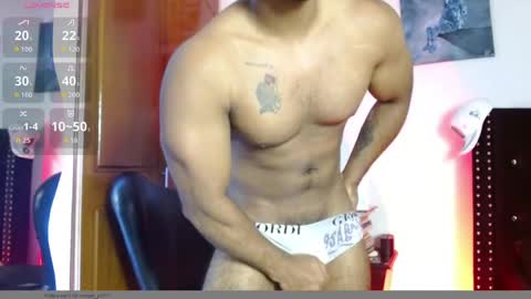 Snapshot of romanpearce_ chatting on May 7, 7:52 pm Roman online show from May 7, 7:52 pm