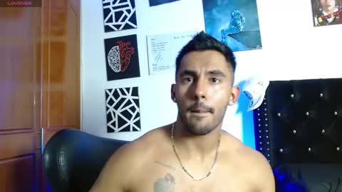 Snapshot of romanpearce_ chatting on May 12, 9:01 pm Roman online show from May 12, 9:01 pm