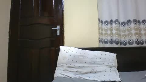 Snapshot of romantic2u4 chatting on March 10, 11:32 am Emma online show from March 10, 11:32 am