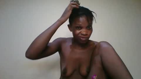 Snapshot of romantic2u4 chatting on September 29, 3:00 am Emma online show from September 29, 3:00 am