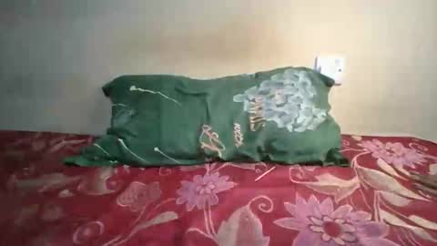 Snapshot of romantic2u4 chatting on November 21, 7:45 pm Emma online show from November 21, 7:45 pm