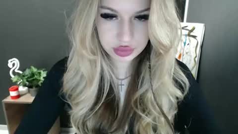 Snapshot of rosaline_ly chatting on May 22, 9:59 am Rosalina online show from May 22, 9:59 am