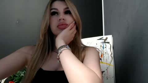Snapshot of rosaline_ly chatting on June 20, 12:41 pm Rosalina online show from June 20, 12:41 pm