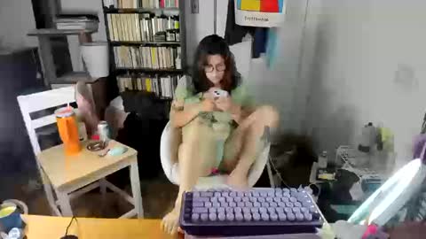 Snapshot of rose257044 chatting on October 13, 1:00 pm rose257044 online show from October 13, 1:00 pm