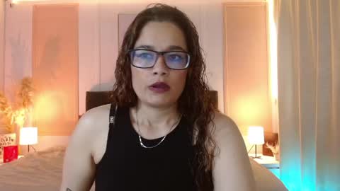 Snapshot of rose_thompson1 chatting on June 7, 1:37 pm Rose online show from June 7, 1:37 pm