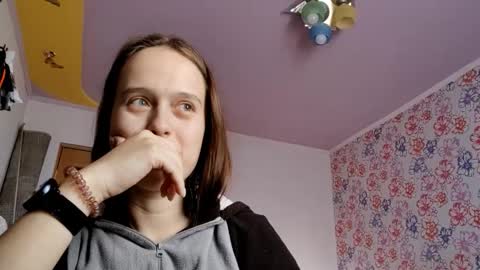 Snapshot of roseannehensle chatting on December 5, 1:36 am Sophie online show from December 5, 1:36 am