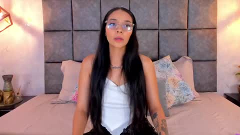 Snapshot of roseaurora chatting on June 5, 10:43 am roseaurora online show from June 5, 10:43 am