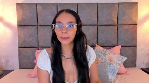 Snapshot of roseaurora chatting on June 8, 10:37 am roseaurora online show from June 8, 10:37 am