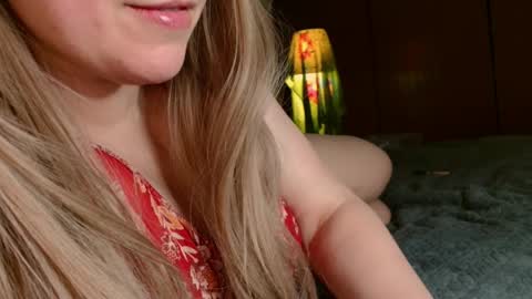 Snapshot of roseberryred chatting on April 5, 4:04 pm Roseberry online show from April 5, 4:04 pm