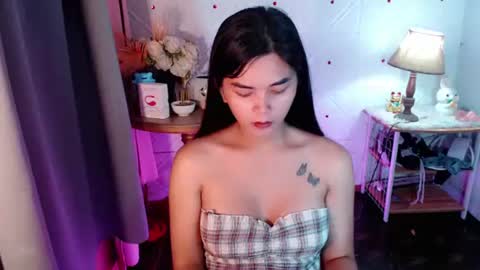 Snapshot of rosella_xx chatting on July 27, 8:43 am TONETH online show from July 27, 8:43 am