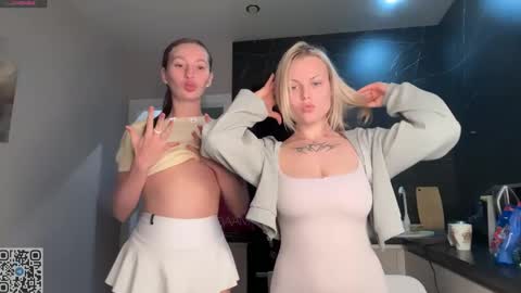 Sophie and Sarah online show from April 26, 7:11 pm