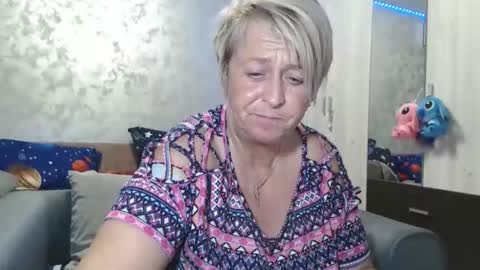 Lovepinklilly online show from December 17, 5:30 pm