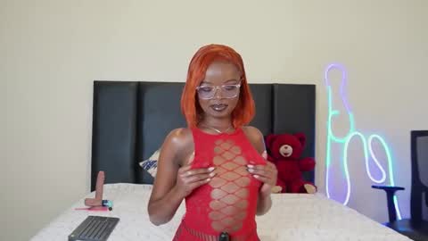 Snapshot of roses_rred chatting on December 12, 7:04 pm roses_rred online show from December 12, 7:04 pm