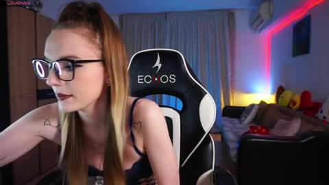 Snapshot of rosesarered97 chatting on May 4, 7:32 pm Abbygail online show from May 4, 7:32 pm