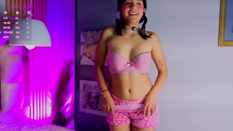 Snapshot of rosiejones_ chatting on May 15, 3:57 am Rosie online show from May 15, 3:57 am