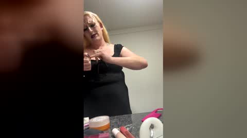 rosieleebrown online show from March 22, 4:16 am