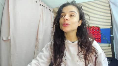 Snapshot of rosse_25 chatting on May 19, 12:22 pm Would you like to help me with supplementation and sports suits so I can compete in powerlifting online show from May 19, 12:22 pm