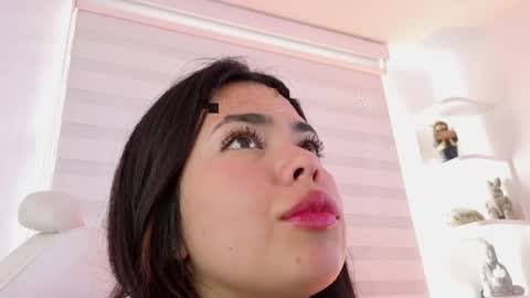 Snapshot of rosse_amyy chatting on May 18, 7:09 pm online show from May 18, 7:09 pm