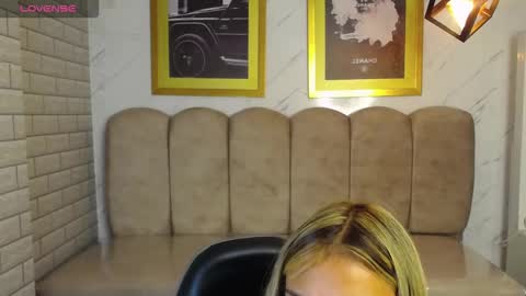 Snapshot of rosse_jeane_v chatting on December 18, 3:45 am rosse jeane v online show from December 18, 3:45 am