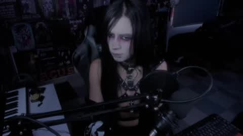 Snapshot of rotten_dreams chatting on February 19, 12:00 pm rot online show from February 19, 12:00 pm
